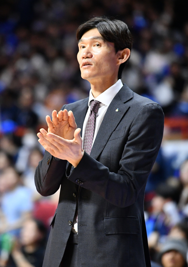 DB 김주성 감독이 선수들에게 작전 지시를 하고 있다. KBL 제공