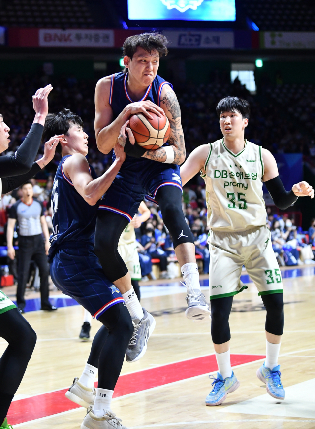 부산 KCC 최준용이 21일 사직실내체육관에서 열린 원주 DB와 KBL 4강 PO 4차전에서 리바운드를 따내고 있다. KBL 제공