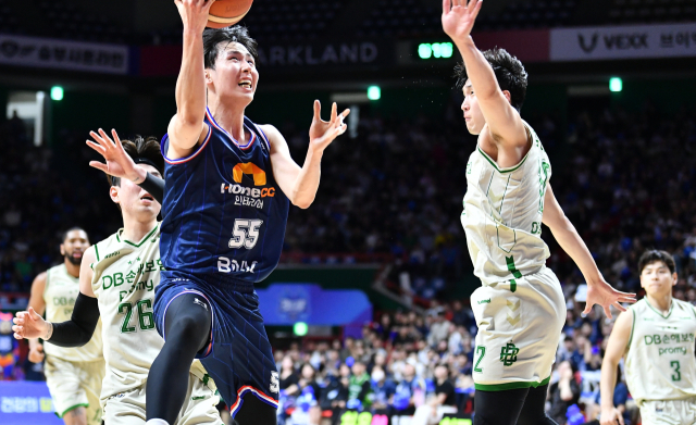 부산 KCC 송교창이 21일 사직실내체육관에서 열린 원주 DB와 KBL 4강 PO 4차전에서 슛을 시도하고 있다. KBL 제공