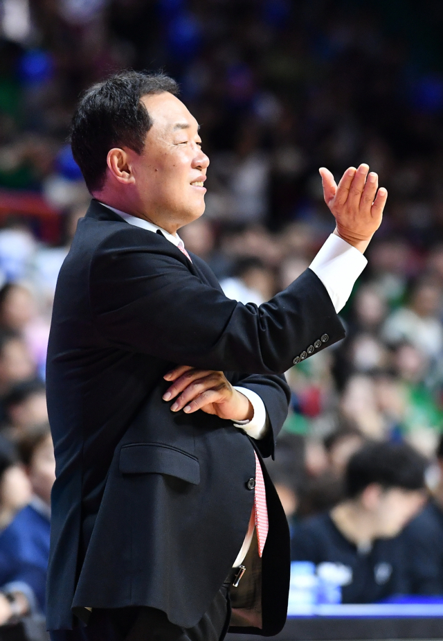 KCC 전창진 감독이 선수들에게 작전 지시를 하고 있다. KBL 제공