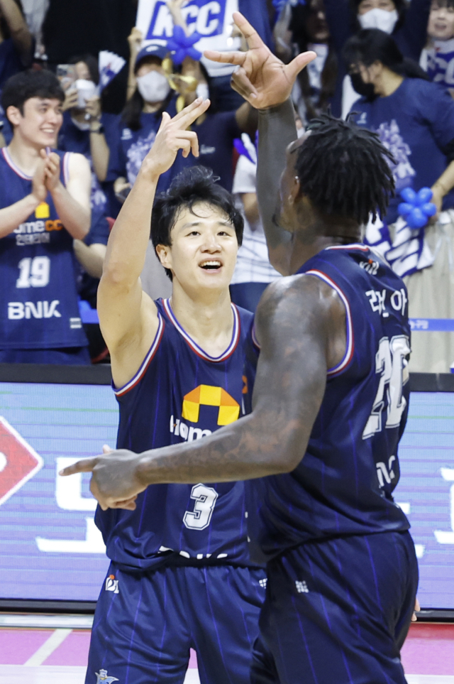 21일 부산 사직실내체육관에서 열린 프로농구 부산 KCC와 원주 DB의 4강 플레이오프 4차전에서 KCC 허웅과 라건아가 챔프전 진출을 확정한 뒤 기뻐하고 있다. 정대현 기자 jhyun@