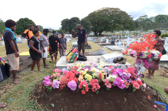 공동묘지를 찾은 바누아투 사람들이 무덤을 꽃으로 장식했다. ⓒ도용복 오지여행가