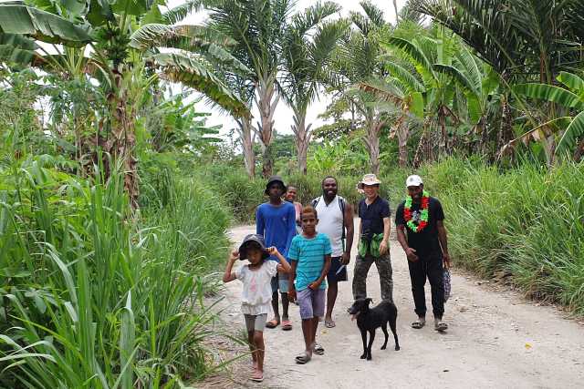 제넥 가족과 함께 정글을 산책했다. ⓒ도용복 오지여행가