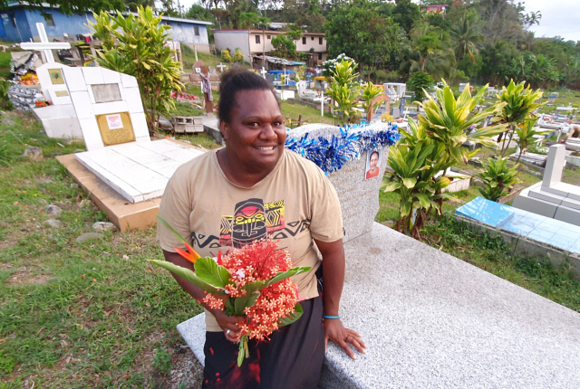 언니의 무덤을 찾아가면 위로를 받는다는 한 여인. ⓒ도용복 오지여행가