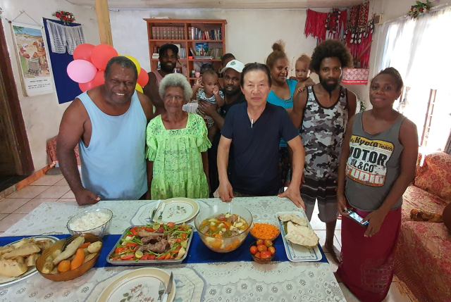 제넥의 가족과 함께 식사를 하기에 앞서 기념사진을 찍었다. ⓒ도용복 오지여행가