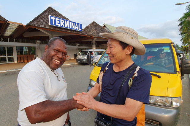 솔로몬제도서 처음 만난 여인의 남편이 공항에 낯선 여행객을 태우러 달려왔다. ⓒ도용복 오지여행가