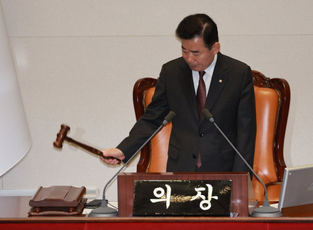 더불어민주당에서 ‘국회의장 경선’과 관련, ‘결선 투표’ ‘중간 평가’ 등이 거론된다. 사진은 김진표 국회의장이 지난 2월 국회에서 열린 본회의에서 의사봉을 두드리는 모습. 연합뉴스 제공