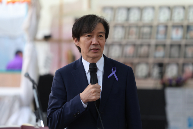 조국혁신당 조국 대표가 16일 오후 서울광장 이태원참사 희생자 분향소를 찾아 희생자를 추모한 뒤 발언하고 있다. 연합뉴스