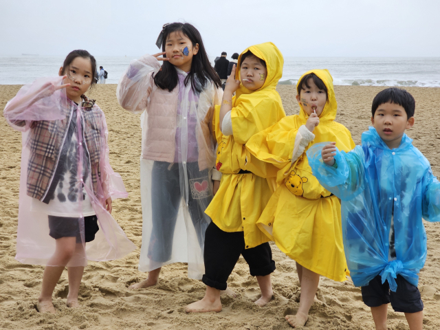 페이스 페인팅을 한 어린이 참가자들이 해운대 바다를 배경으로 기념 촬영을 하고 있다. 조경건 부산닷컴 기자