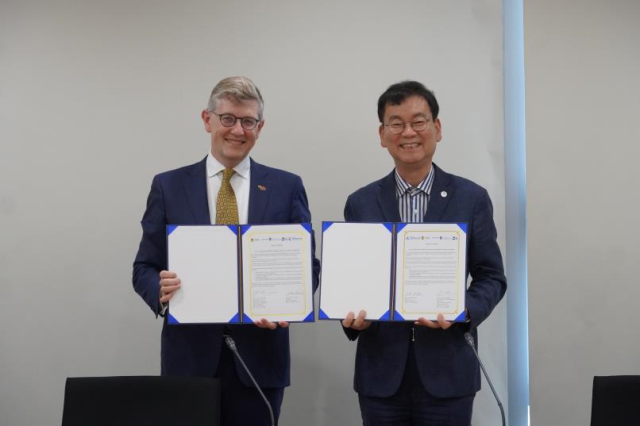 지난해 리버풀대학교 이안 부찬 교수(왼쪽)와 부산TP 김형균 원장이 부산TP 지사단지에서 국제협력 업무협약을 체결했다.