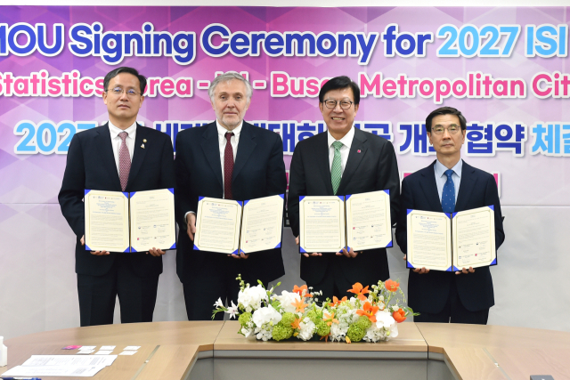 부산시는 2027년 부산서 열리는 ‘제66차 국제통계기구(ISI) 세계통계대회(WSC)’의 성공적인 걔최를 위해 국제통계기구, 통계청, 한국통계학회와 업무협약을 체결했다. 사진 왼쪽부터 이형일 통계청장, 파브리지오 루게리 ISI 차기 회장, 박형준 시장, 김동욱 한국통계학회장.