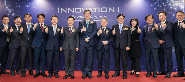 서울 마포구 프론트원에서 진행된 ‘이노베이션1 론칭식’에서 최원목 신용보증기금 이사장(왼쪽에서 일곱 번째)과 참석자들이 기념 촬영을 하고 있다. 신보 제공