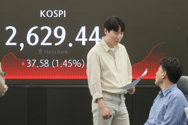 코스피가 22일 전장보다 1.45% 상승해 2,629.44에 장을 마쳤다. 이날 장을 마친 서울 중구 하나은행 본점 딜링룸 모습. 연합뉴스