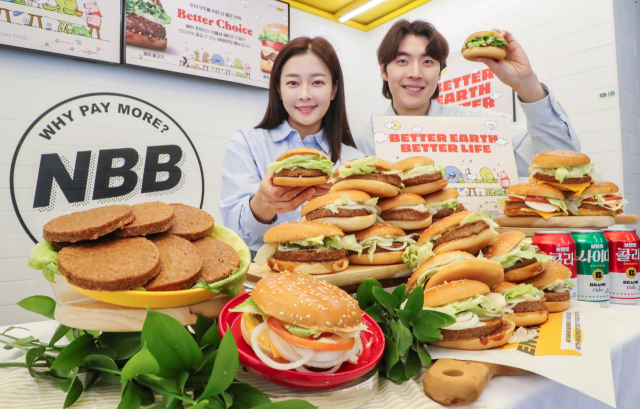 신세계푸드의 노브랜드 버거가 지난 21일 100% 식물성 패티를 활용한 저탄소 메뉴로 '베러 불고기 버거'를 선보인다고 밝혔다. 신세계푸드 제공