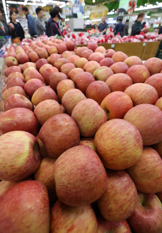 주요 선진국·대만과 비교해 우리나라의 과일·채소 가격이 크게 뛰었다는 조사결과가 나왔다. 서울의 한 대형마트에 진열된 사과. 연합뉴스