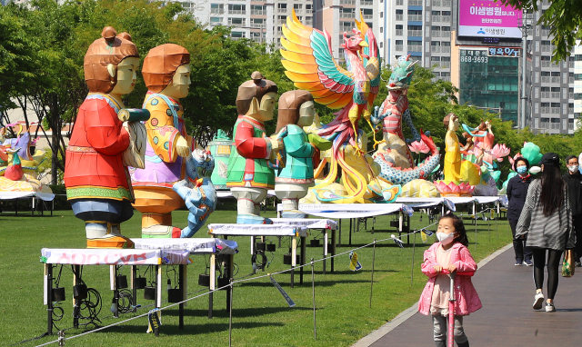 부산 송상현광장에서 열린 부산연등축제에서 다양하고 아름다운 장엄등이 눈길을 사로잡고 있다. 부산일보DB
