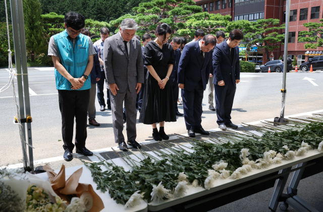 서울 서이초등학교 교사 사망 사건 등으로 초등교사를 양성하는 교육대학 인기가 시들해지고 있다. 지난해 7월 부산시교육청에 마련된 서이초등 교사 A씨 분향소에 하윤수 부산시교육감과 부산 교원 3단체장 등이 헌화하며 조의를 표하고 있다. 부산일보DB