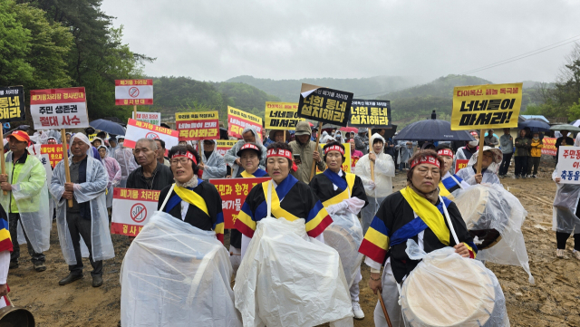 경남 사천시 축동면 14개 마을 주민 200여 명은 지난 21일 매립장 건립 추진 부지 인근에서 폐기물 매립장 건립 반대집회를 개최했다. 주민 제공