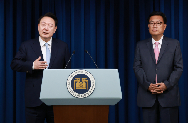 윤석열 대통령이 22일 서울 용산 대통령실 청사에서 열린 인사브리핑에서 신임 대통령 비서실장으로 임명된 국민의힘 정진석 의원을 소개한 뒤 더불어민주당 이재명 대표와의 영수회담 등 현안 관련 취재진의 질문에 답하고 있다. 연합뉴스
