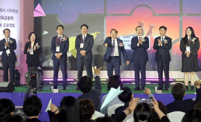 '교육공동체 회복 대토론회' 참석자들이 종이비행기 날리기 퍼포먼스를 하고 있다. 이재찬 기자