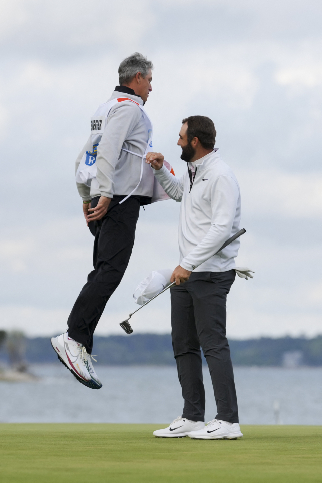 PGA 스코티 셰플러(오른쪽)와 캐디가 22일 열린 RBC 헤리티지 대회에서 우승을 확정지은 뒤 세리머니를 하고 있다. USA투데이스포츠연합뉴스