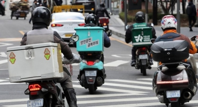 음식을 배달하는 라이더들. 연합뉴스