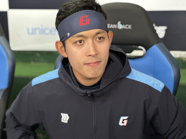 롯데 자이언츠 황성빈이 23일 SSG와 홈 경기를 앞두고 사직야구장 덕아웃에서 인터뷰를 하고 있다. 이대진 기자