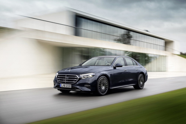 메르세데스-벤츠 ‘더 뉴 E클래스 익스클루시브’ 주행모습. 벤츠코리아 제공