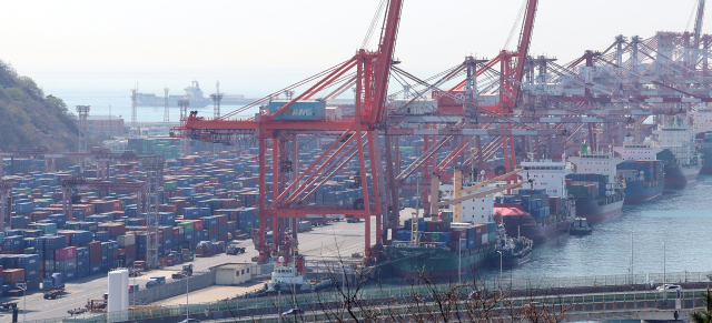 올해 한국의 실질 국내총생산(GDP) 성장률이 기존 전망치를 뛰어넘을 것이란 관측이 나온다. 부산항의 모습. 정종회 기자 jjh@