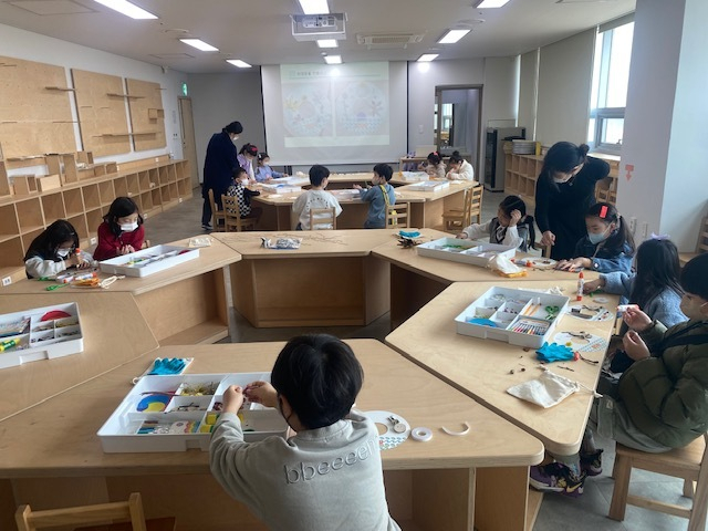 부산현대미술관 가족 프로그램 진행 모습. 부산현대미술관 제공