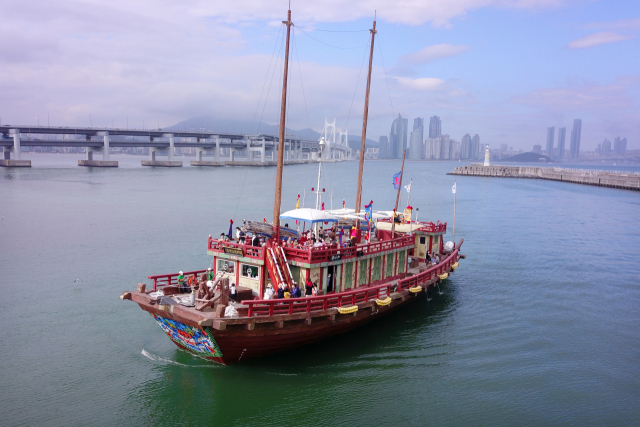 축제 기간 최고 인기를 자랑하는 '뱃길 탐방'에 나설 조선통신사선. 부산문화재단 제공