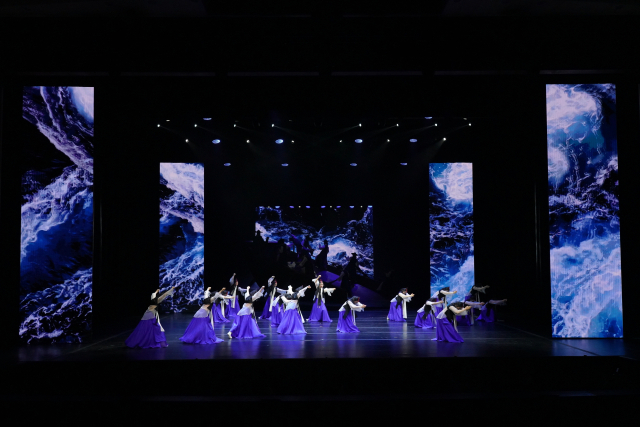 국립부산국악원이 선보일 무용극 '춤, 조선통신사_유마도를 그리다' 지난해 공연 모습. 국립부산국악원 제공