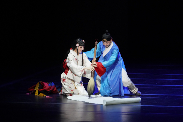 국립부산국악원이 선보일 무용극 '춤, 조선통신사_유마도를 그리다' 지난해 공연 모습. 국립부산국악원 제공