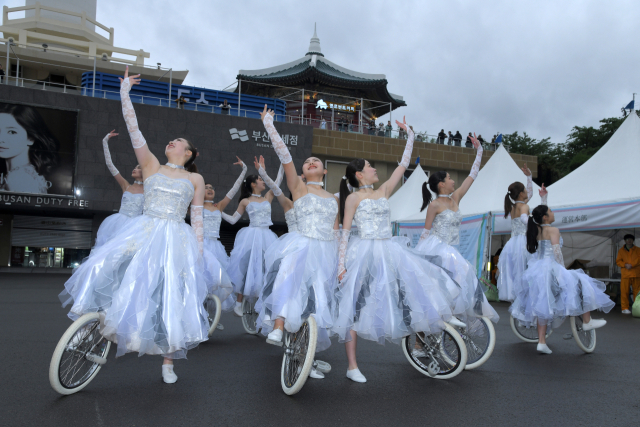 통신사 한일 교류 거리 공연 모습. 사진은 일본 시즈오카에서 온 외발자전거 팀 ‘시즈오카 죠우나이 이치린샤클럽’. 부산문화재단 제공