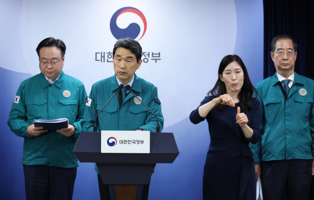 이주호 사회부총리 겸 교육부 장관이 지난 19일 서울 종로구 정부서울청사에서 열린 의과대학 증원관련 특별 브리핑에 참석해 질의응답하고 있다. 연합뉴스