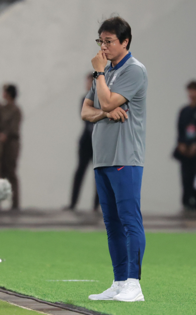 26일 태국 방콕 라자망갈라 스타디움에서 열린 2026 북중미 월드컵 아시아 지역 2차 예선 C조 4차전 한국과 태국의 경기. 황선홍 한국 임시 감독이 경기를 지켜보고 있다. 연합뉴스