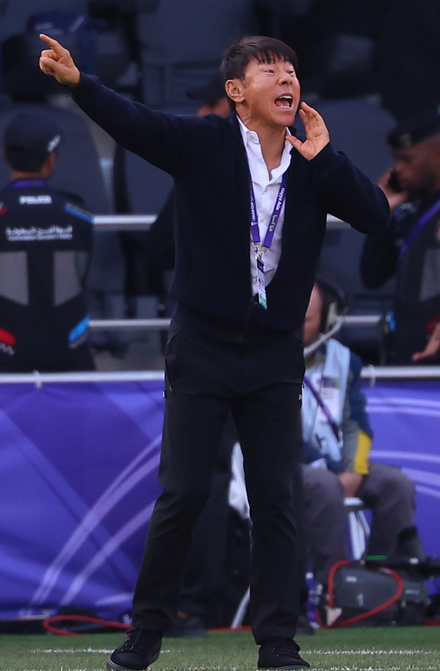 28일(현지시간) 카타르 도하 자심 빈 하마드 스타디움에서 열린 2023 아시아축구연맹(AFC) 아시안컵 16강전 호주와 인도네시아 경기. 인도네시아 신태용 감독이 작전을 지시하고 있다. 연합뉴스