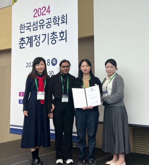 동아대 박예은(오른쪽에서 두 번째) 석사과정생이 수상 기념촬영을 하고 있다.