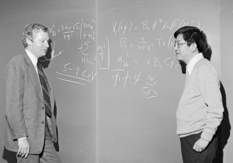이휘소와 1979년 노벨물리학상을 수상한 스티븐 와인버그가 대화를 나누고 있다. 한국과학기술한림원 과학기술유공자지원센터 제공