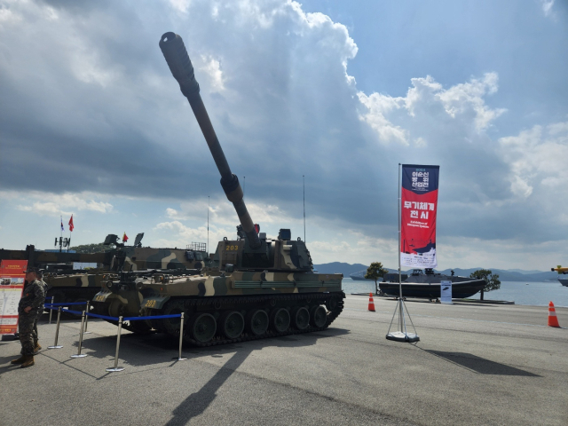 24일 경남 창원시 진해 해군사관학교에서 열린 ‘2024 이순신방위산업전(YIDEX)’에 전시된 K9A1자주포. 강대한 기자