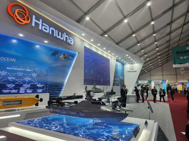 24일 경남 창원시 진해 해군사관학교에서 열린 우리나라 첨단 방산무기체계를 한눈에 볼 수 있는 ‘2024 이순신방위산업전(YIDEX)’에 참여한 한화그룹 방산3사 부스. 강대한 기자