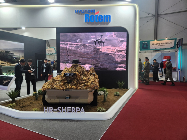 24일 경남 창원시 진해 해군사관학교에서 열린 우리나라 첨단 방산무기체계를 한눈에 볼 수 있는 ‘2024 이순신방위산업전(YIDEX)’에 참여한 현대로템 부스. 강대한 기자