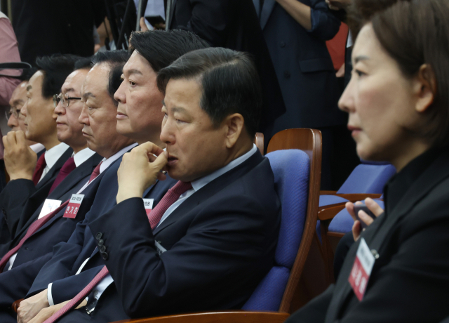 국민의힘 이철규(가운데), 나경원 등 제22대 국회의원 당선자가 지난 16일 국회에서 열린 당선자 총회에 참석한 모습. 연합뉴스