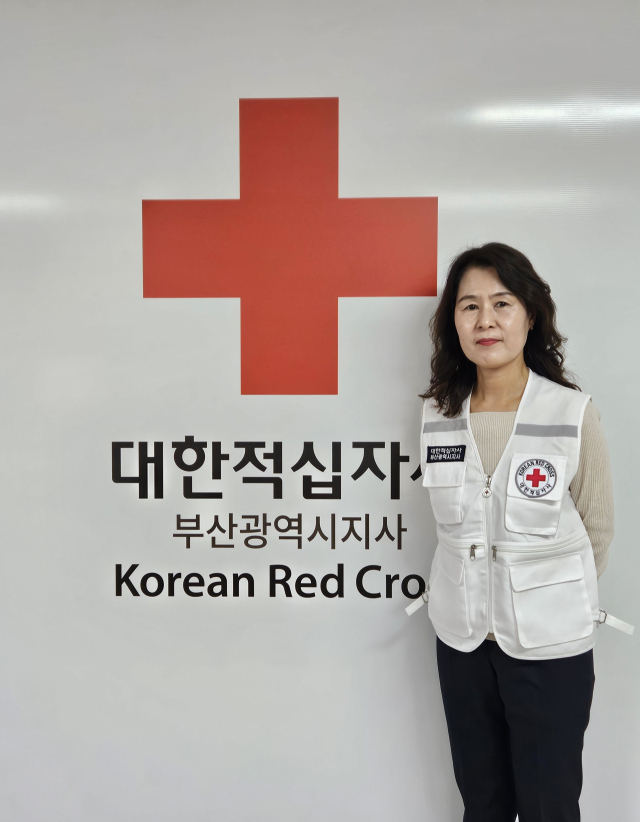 박선영 대한적십자사 부산지사 사무처장이 부산진구 전포동 적십자회관에서 적십자 활동을 설명하고 있다.