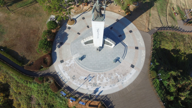 통영시 정량동 망일봉 이순신공원 내 조성된 ‘구국의 영웅 이순신 장군 승전 기념광장’. 이순신 장군 동상을 중심으로 장군이 치른 32전 32승의 해전사를 담았다. 통영시 제공