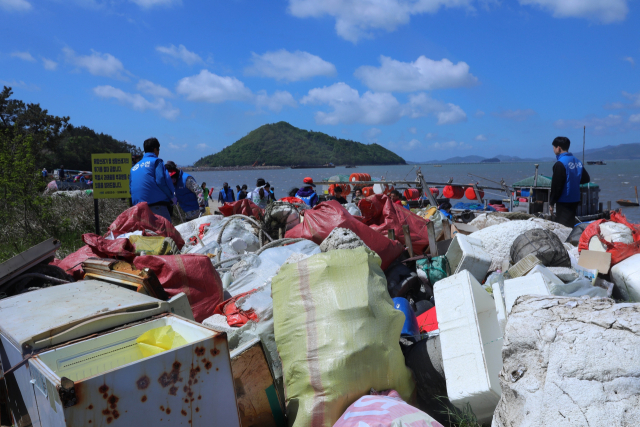 수협중앙회는 24일 전남 신안군 압해읍에서 '함께해(海) 플로깅' 행사를 열고 해안가에 쓰레기를 청소했다. 수협 제공