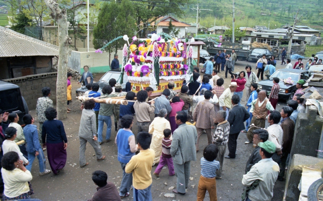 경남 의령군이 26일 궁류면 평촌리 의령4·26추모공원에서 ‘의령4·26위령제와 추모식’을 개최한다. 궁류면 총기 난사 일명 ‘우 순경 사건’으로 억울하게 숨진 희생자들 장례 행렬. 의령군 제공