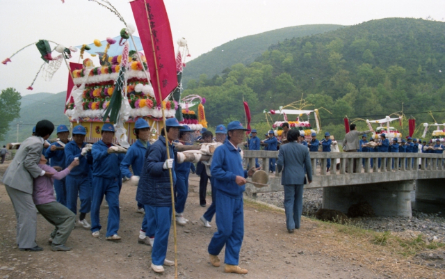 1982년 4월 경남 의령군 궁류면에서 일어난 총기 난사로 억울하게 목숨을 잃은 희생자들의 장례 행렬. 의령군 제공