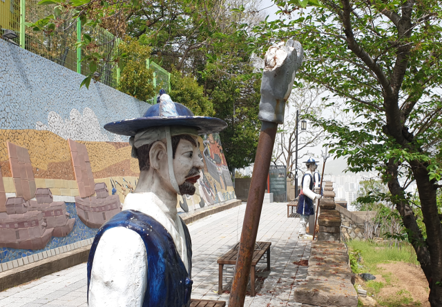 부산 동구 좌천동에 설치한 조선시대 병사 조형물에 삼지창 끝부분이 부러져 있다. 이우영 기자 verdad@busan.com