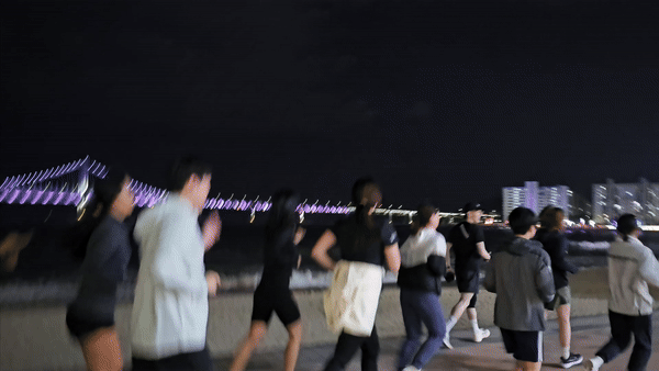 광안해변로를 내달리는 모습. 초보자들 페이스에 맞춰 천천히 달리는데, 인파나 자전거 등 실내에서 러닝머신을 탈 때보다 신경 쓸 게 많은 편이야. 그만큼 에너지도 더 소모되고 동원되는 근육도 많지. 조경건 부산닷컴 기자